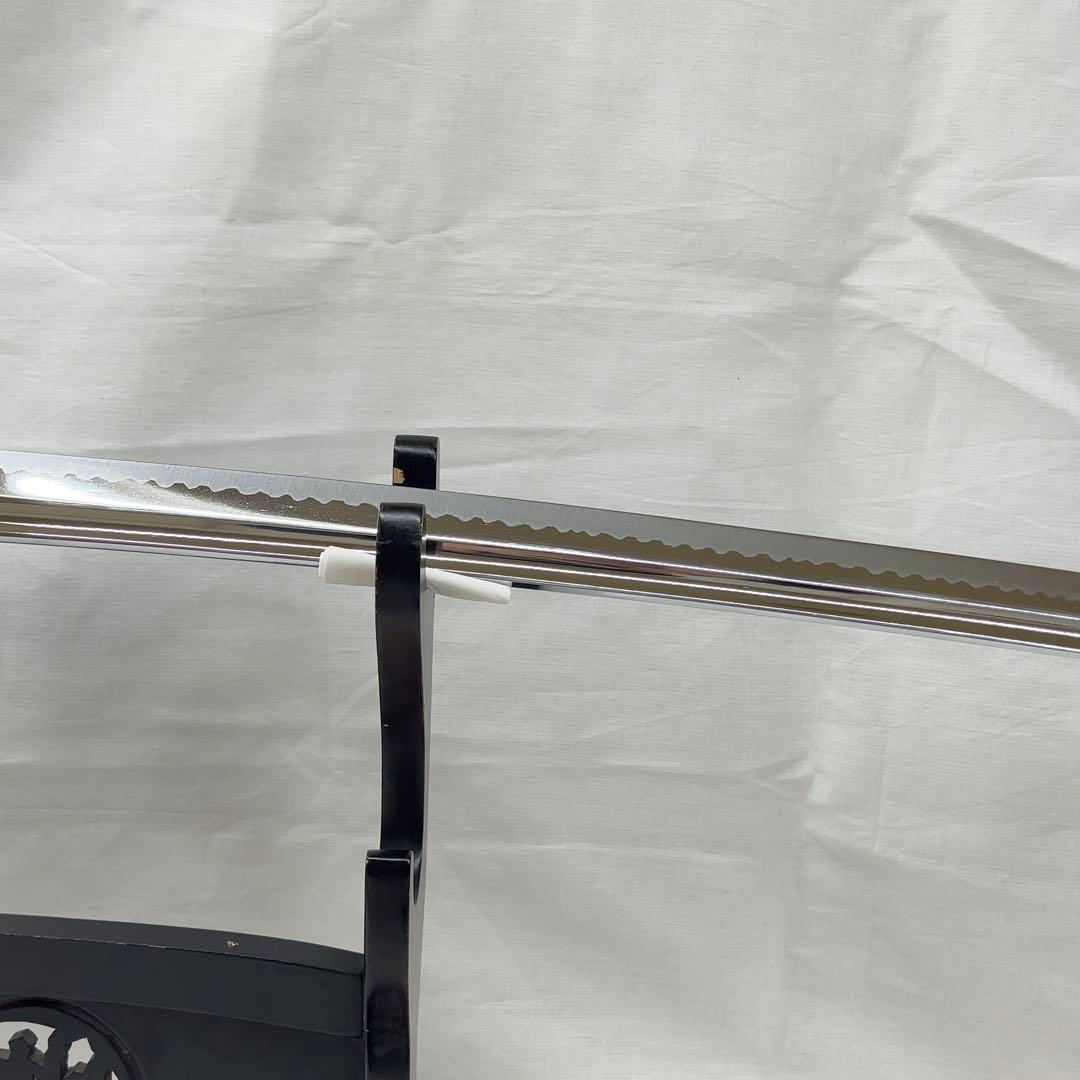 【模造刀】太刀 樋入り 鶴鍔 透かし 全長97.0センチ 黒鞘 互の目 刃紋