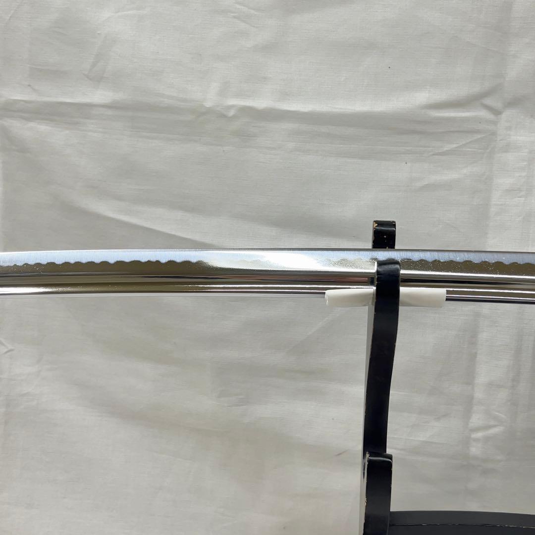 【模造刀】太刀 樋入り 鶴鍔 透かし 全長97.0センチ 黒鞘 互の目 刃紋