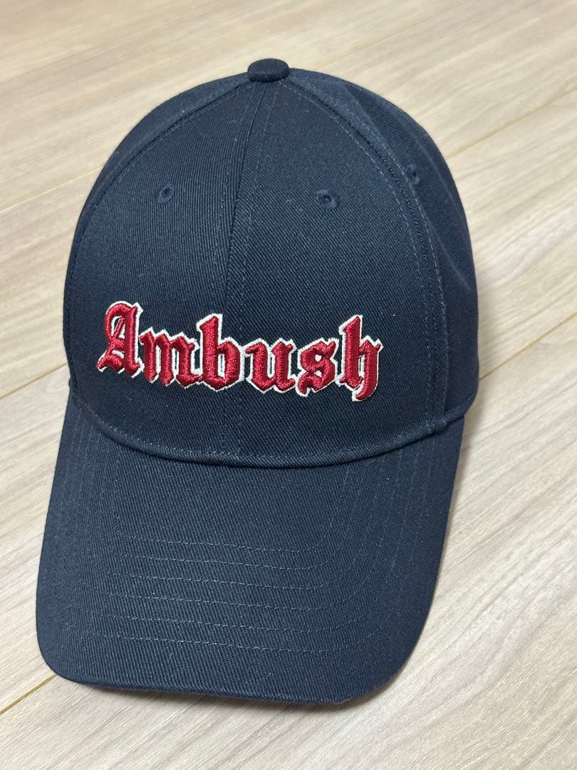AMBUSH GOTHIC LOGO CAP ベースボールキャップ ネイビー