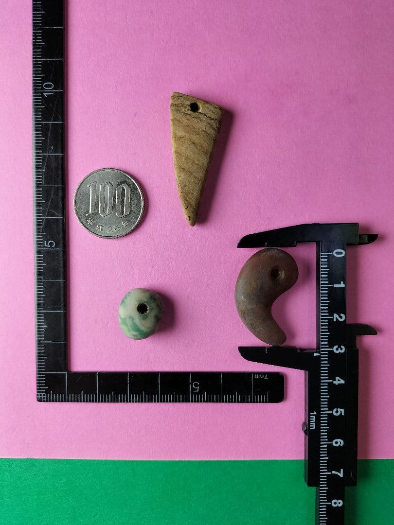 りんご娘ページです。装身具セット(出土品) 勾玉、丸玉、角 縄文時代晩期