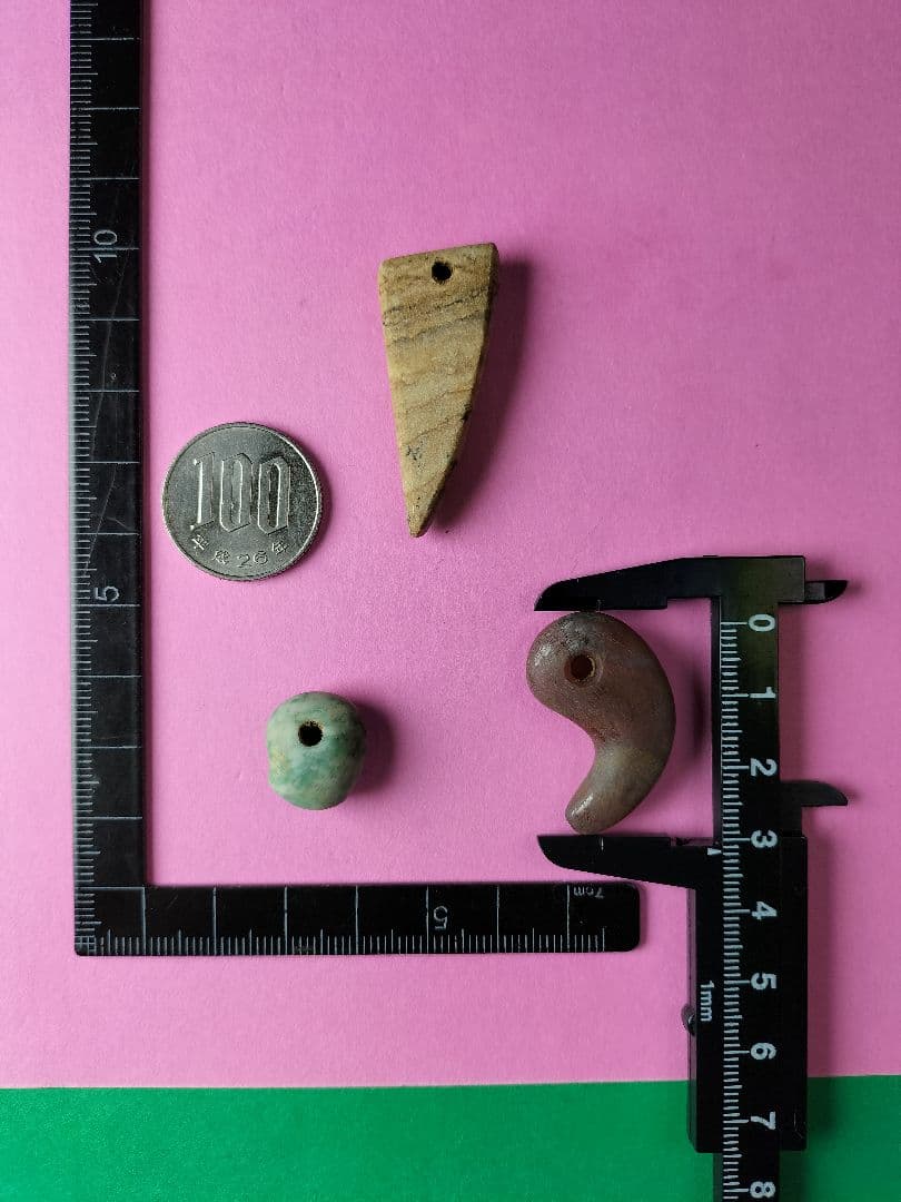 りんご娘ページです。装身具セット(出土品) 勾玉、丸玉、角 縄文時代晩期