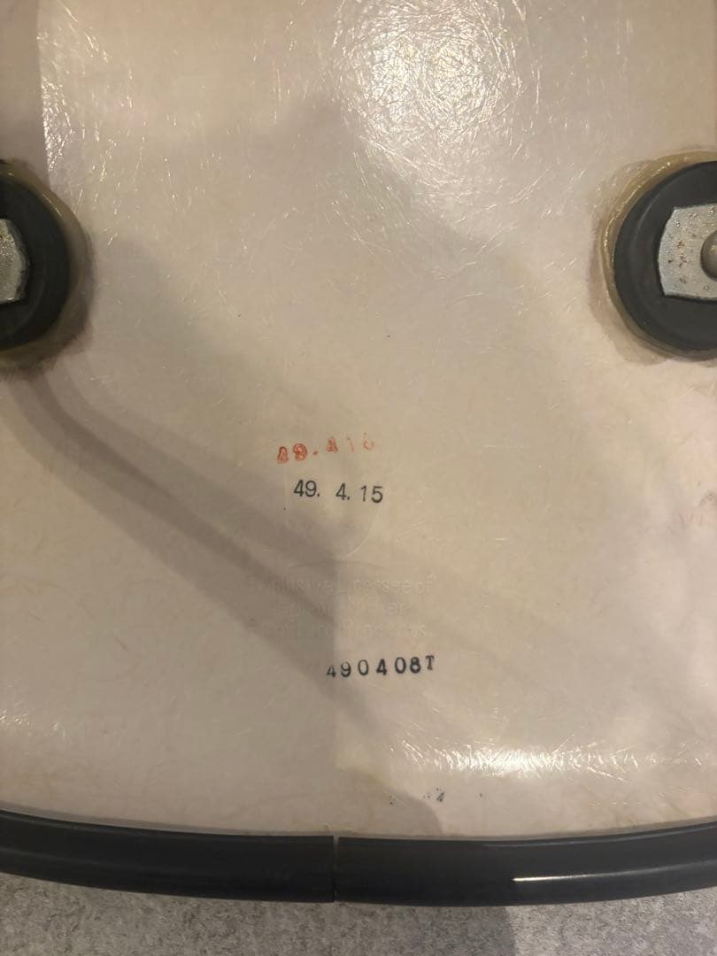 Herman Miller ヴィンテージ ファイバー　グリーン 割れエンボス ②