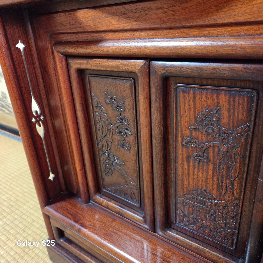 美しい彫刻の茶棚・飾り棚