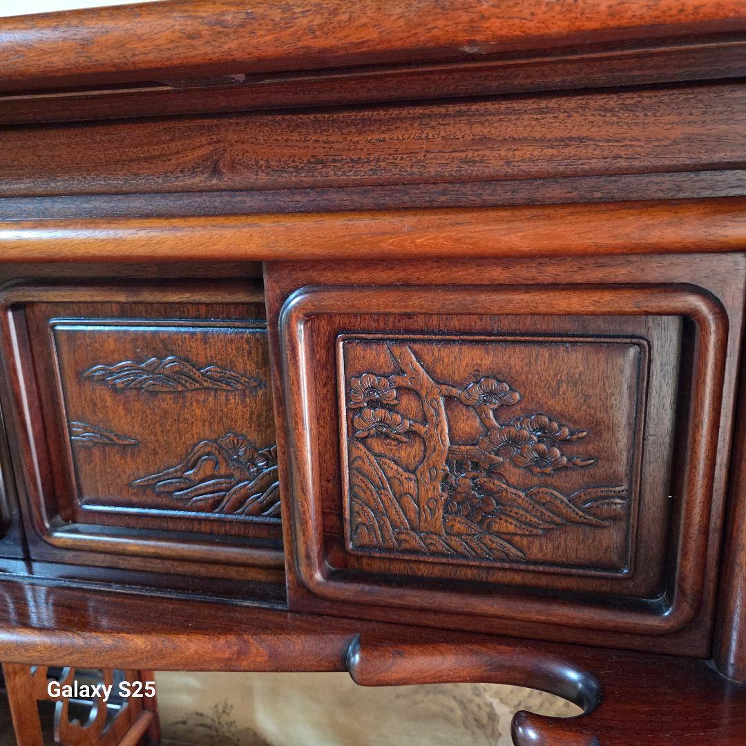 美しい彫刻の茶棚・飾り棚