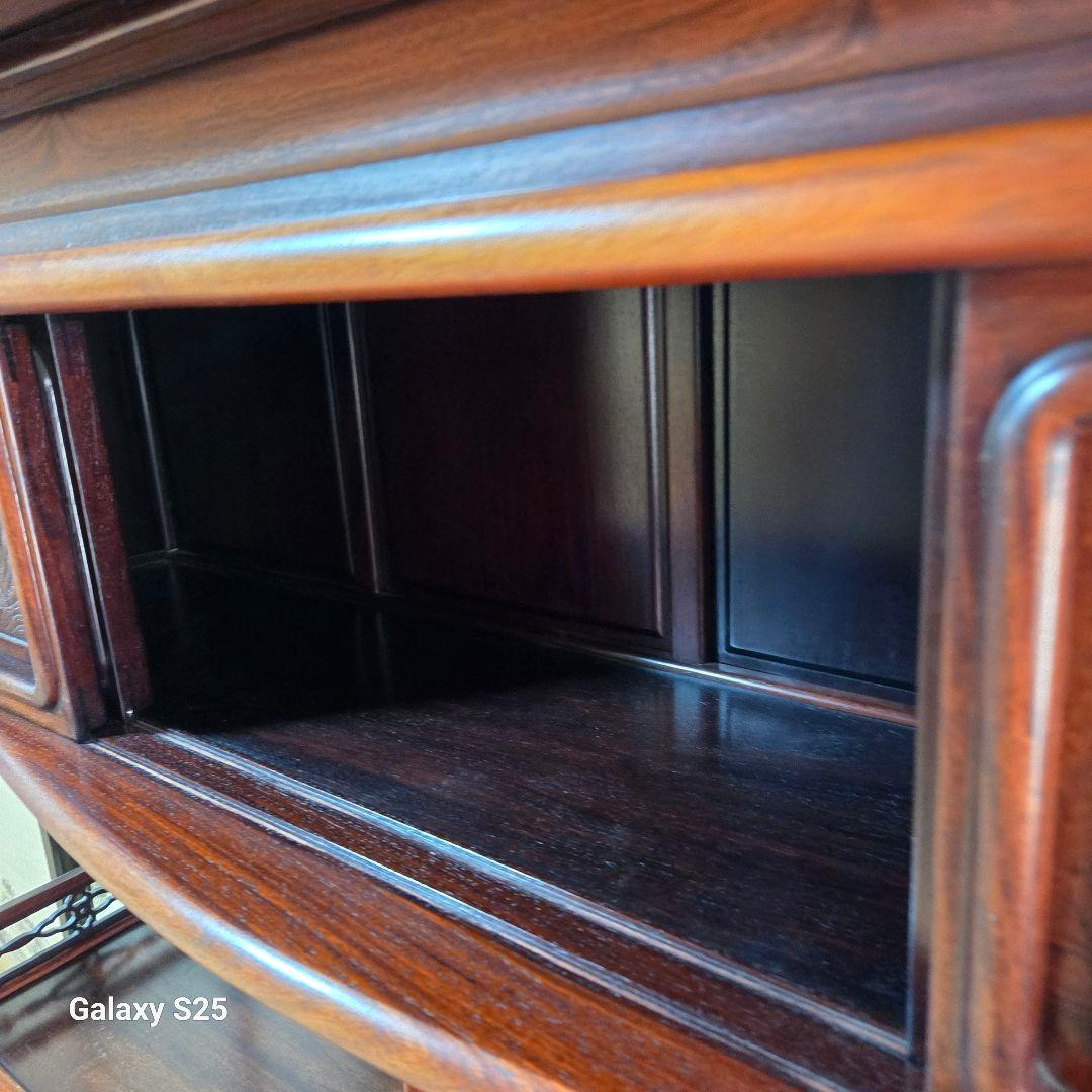 美しい彫刻の茶棚・飾り棚