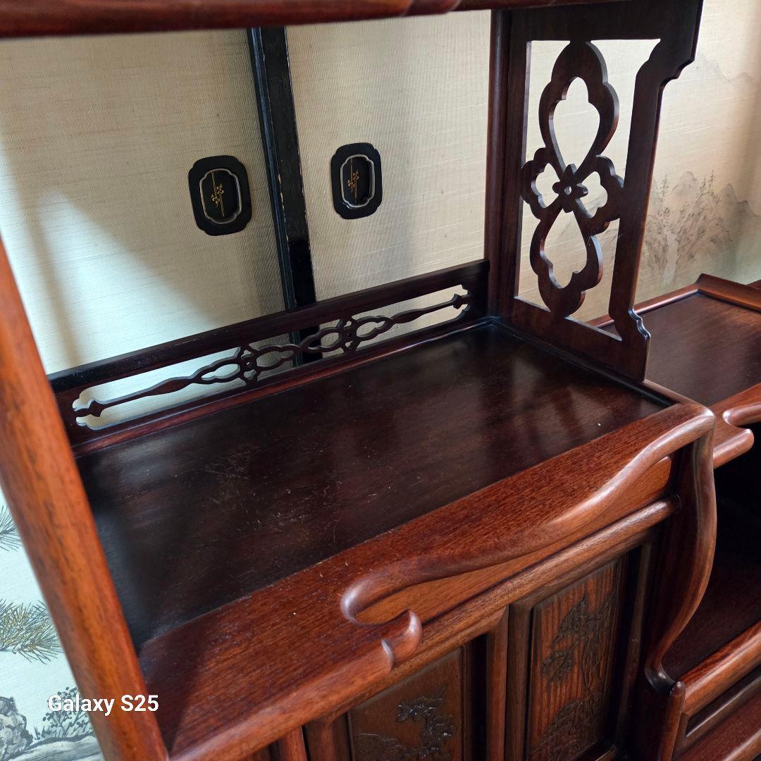 美しい彫刻の茶棚・飾り棚