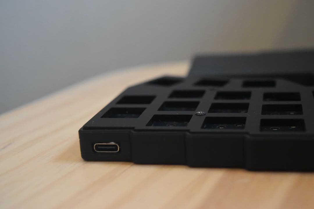 corne v4 cherry マットブラック　ベアボーン