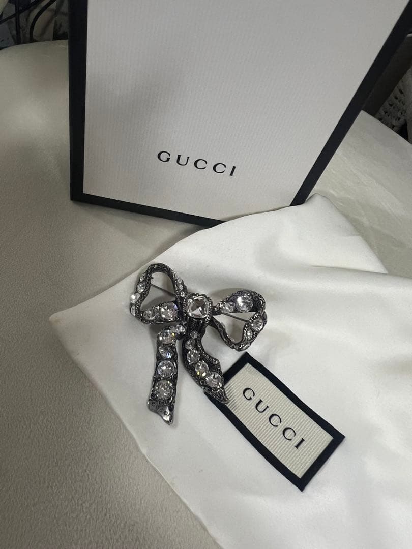 GUCCI リボンブローチ クリスタル付き
