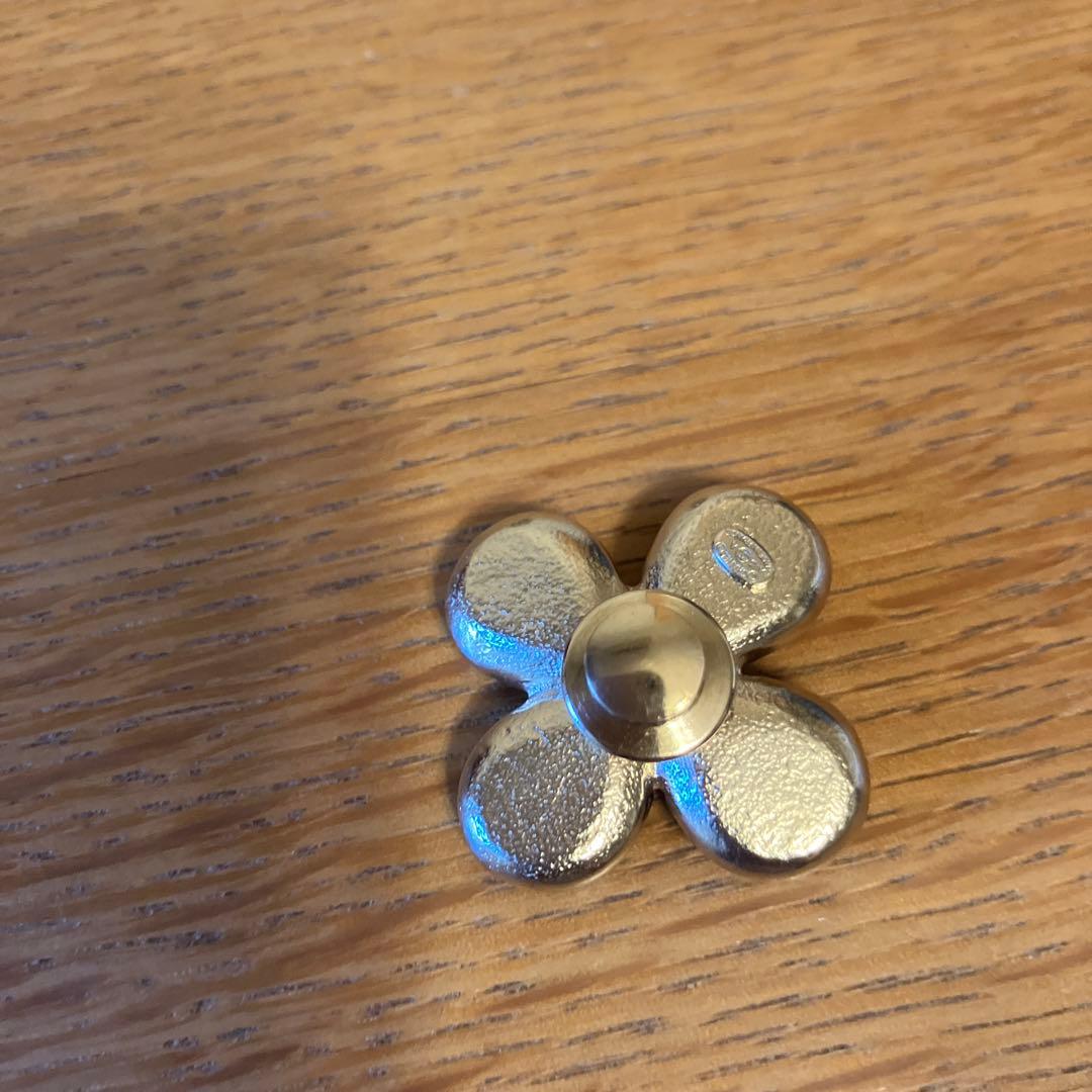 シャネル　クローバ＾ツィードピンブローチ　２個