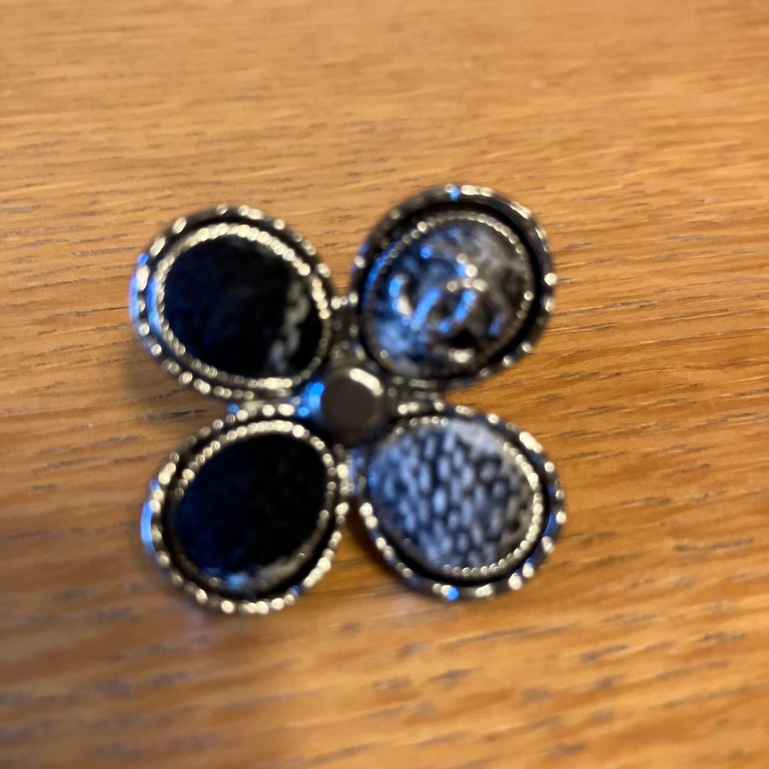 シャネル　クローバ＾ツィードピンブローチ　２個