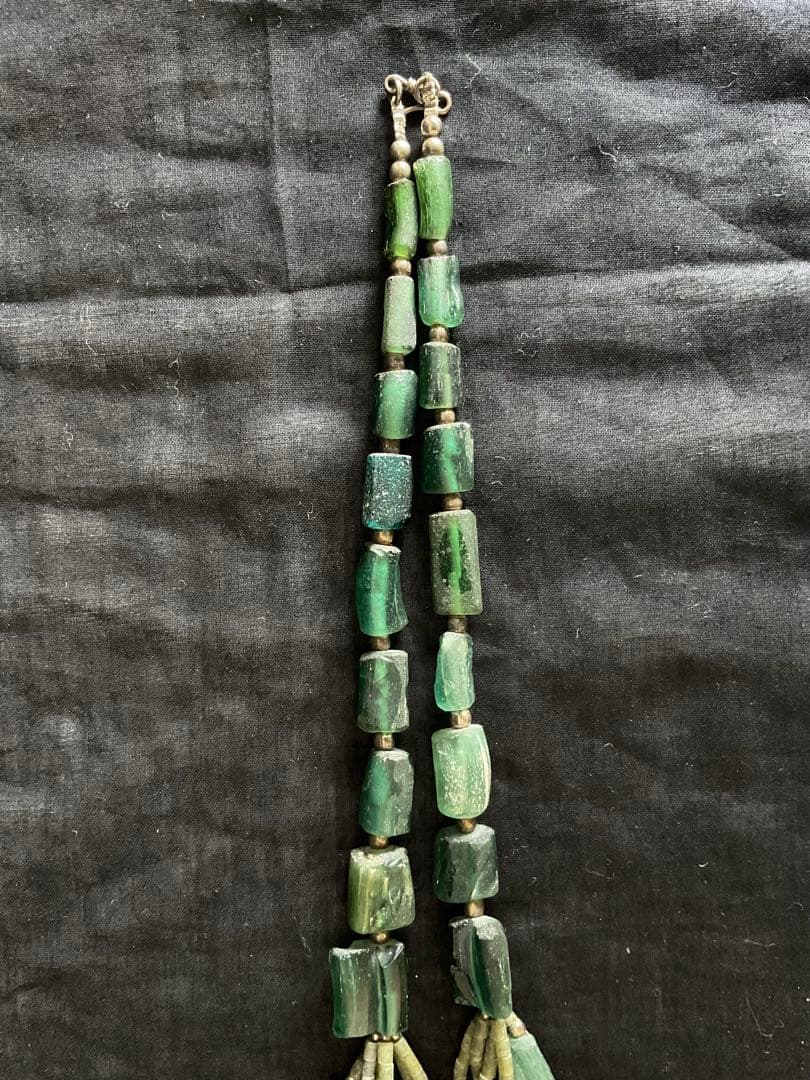 古いアフガニスタン伝統工芸「ローマンガラスと民族ジュエリーのペンダント」