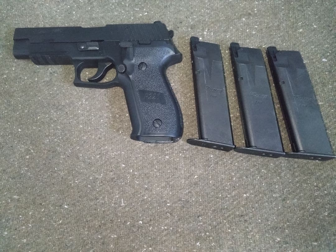【美品】東京マルイ SIG SAUER P226R ガスガン マガジン3本付き