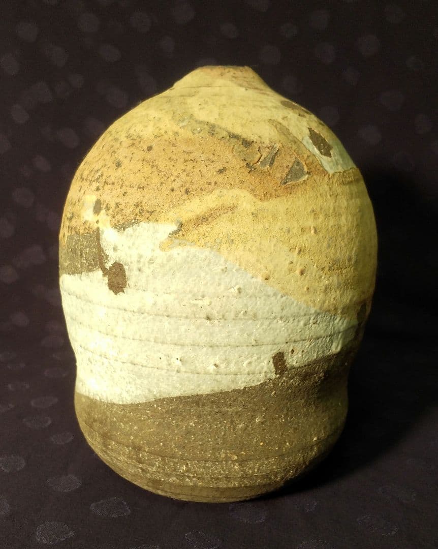 益子の作家、宮澤章さんの土色の渋い色合いが花を引き立てる深い味わいの花入れです。