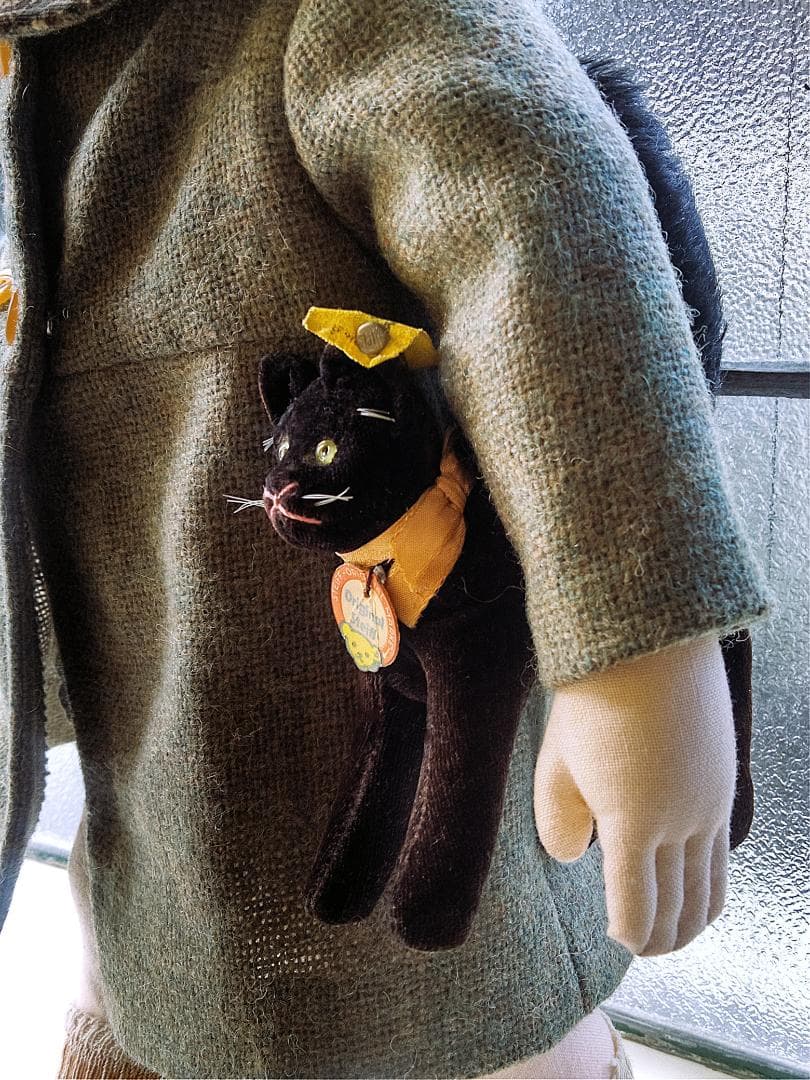 目が点になってるベルベットの猫　トムキャット　シュタイフ　ALL ID’ｓ　黒猫