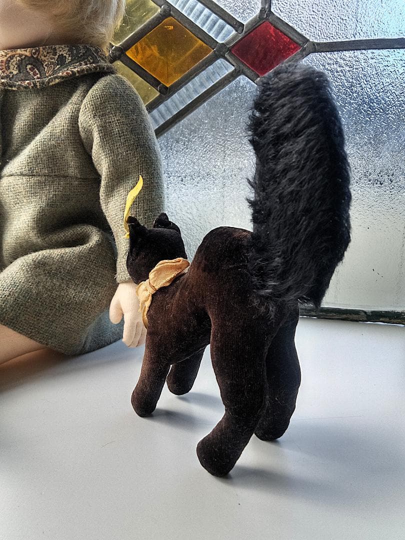 目が点になってるベルベットの猫　トムキャット　シュタイフ　ALL ID’ｓ　黒猫