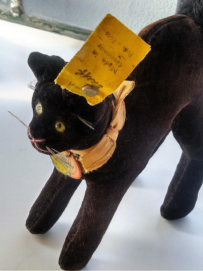 目が点になってるベルベットの猫　トムキャット　シュタイフ　ALL ID’ｓ　黒猫