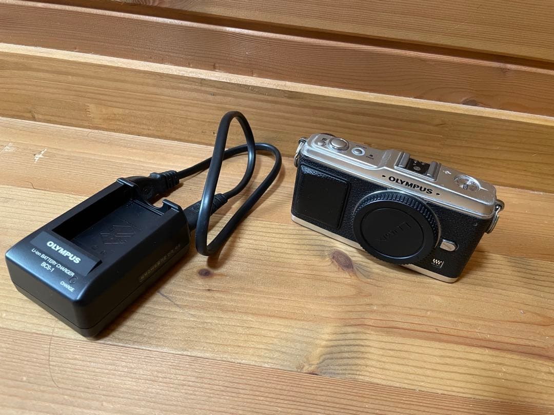 OLYMPUS PEN E-P1 シルバー/ブラック 本体＋電池と充電器
