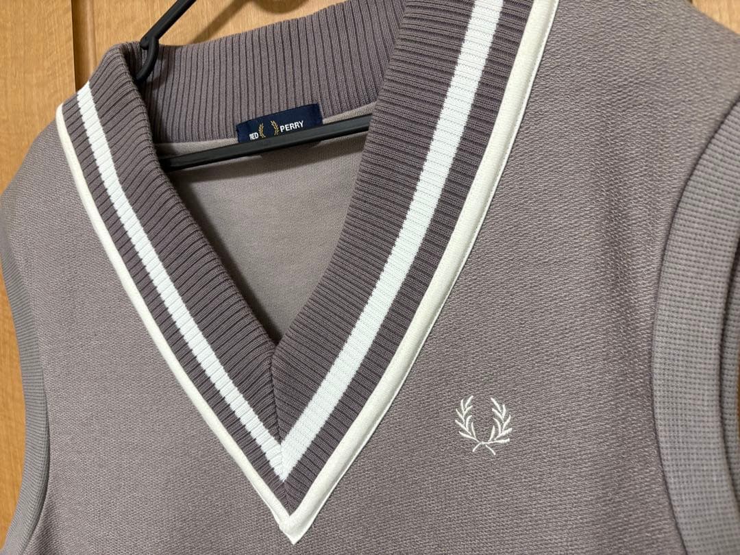 Fred Perry ベスト Striped Trim V-Neck Tank