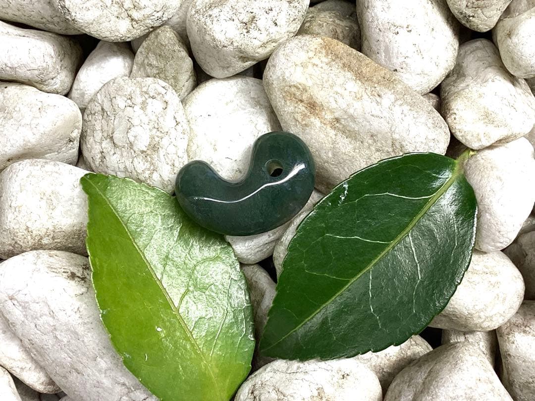 幻の碧玉‼️　出雲石勾玉*濃厚青緑色　コレクション守護石に‼️ 鑑定機関鑑別書取得品