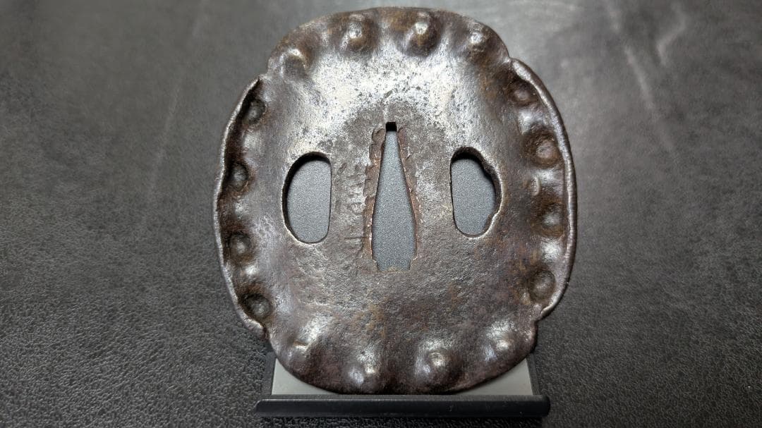 銘：信家 鮑貝 アワビ貝 縁打出し 鉄鍔