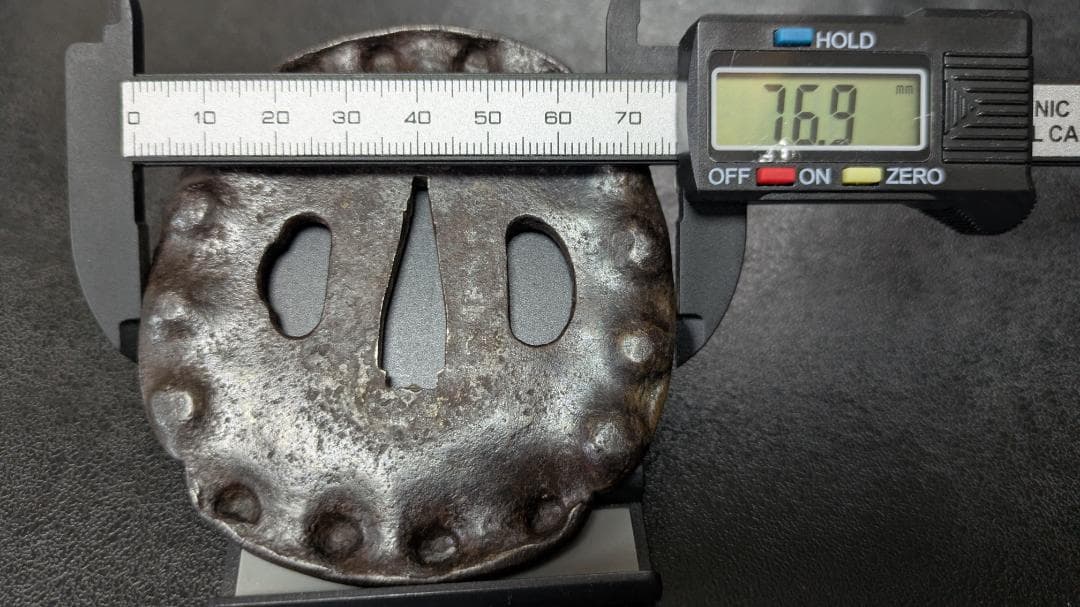 銘：信家 鮑貝 アワビ貝 縁打出し 鉄鍔