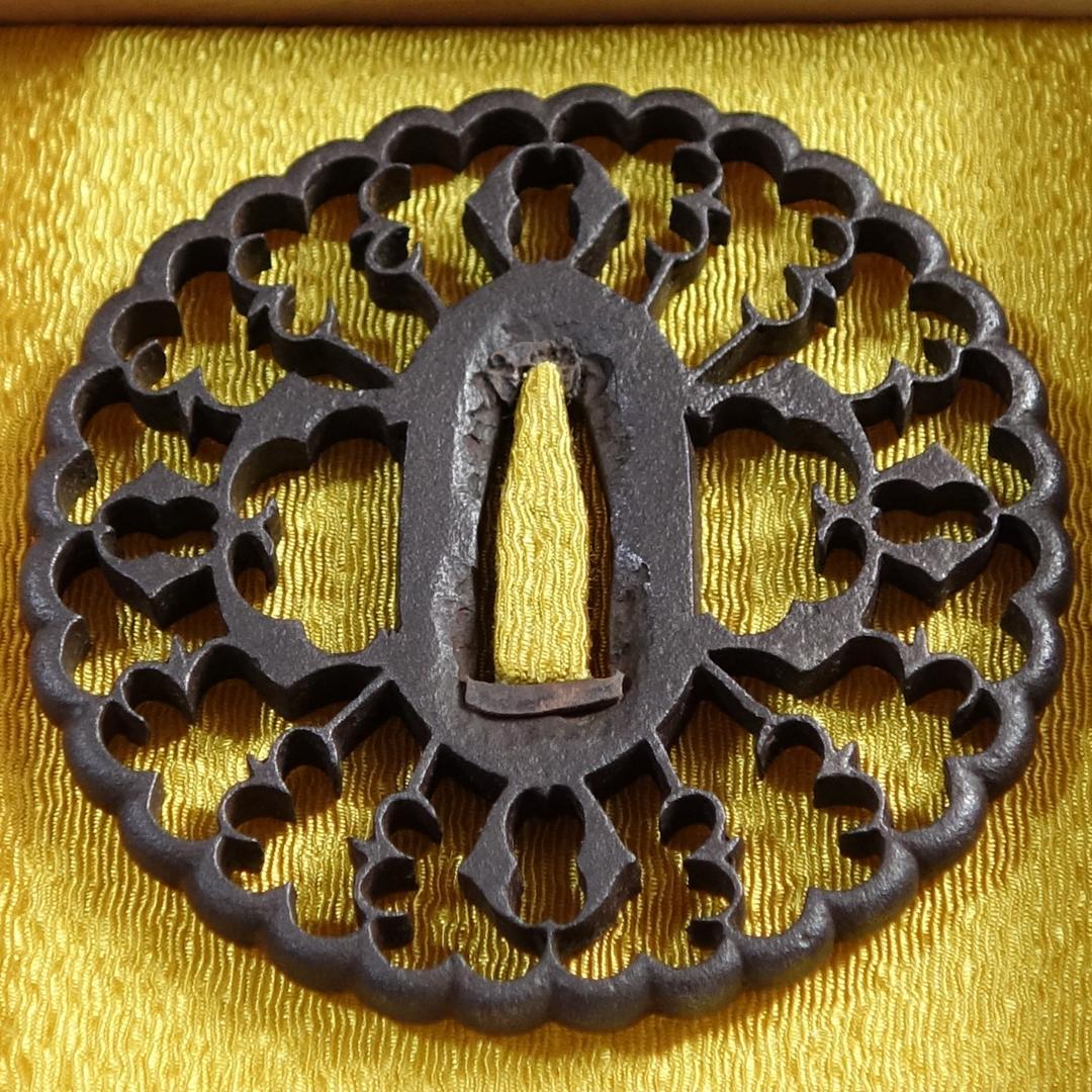 【 京透 抱茗荷雁金透鍔 】(鍔箱・布団付き) 鍔 鐔 刀装具 武具 骨董