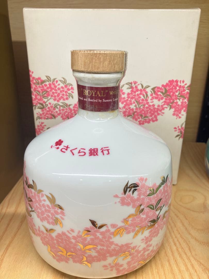 希少品　さくら銀行サントリー　ローヤル　ウイスキー720ml陶器　未開栓　箱付き