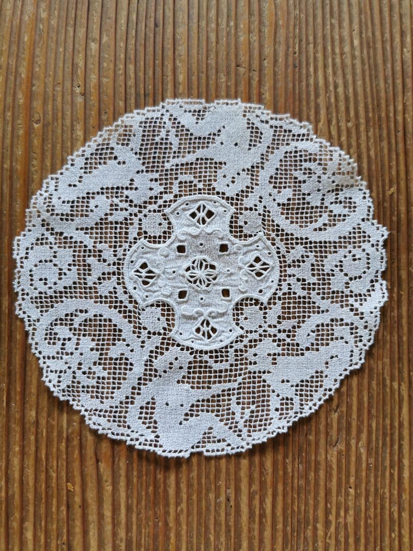 アンティークイタリア 女神と犬のフィレレース レティセラプント刺繍リネンドイリー