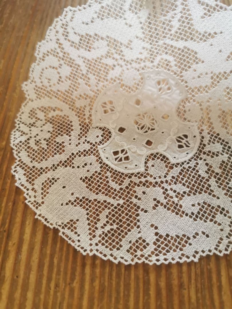 アンティークイタリア 女神と犬のフィレレース レティセラプント刺繍リネンドイリー