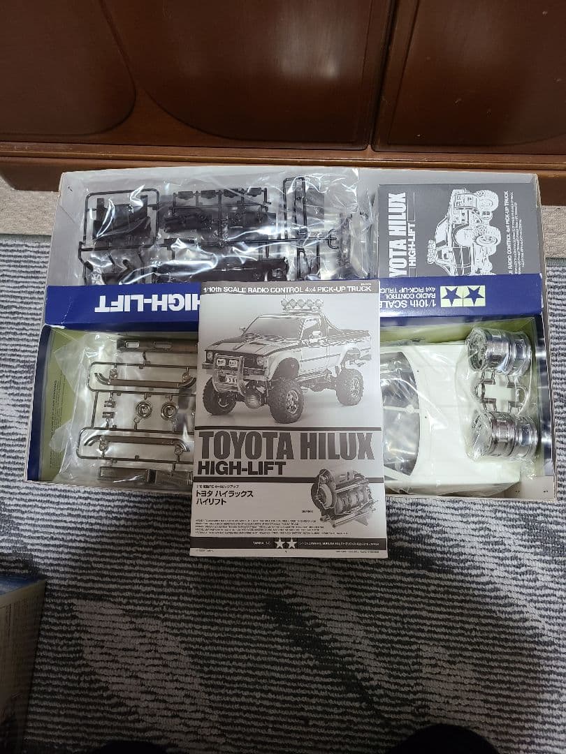 タミヤ 1/10RC トヨタハイラックスハイリフトサーフボード付き未組立キット