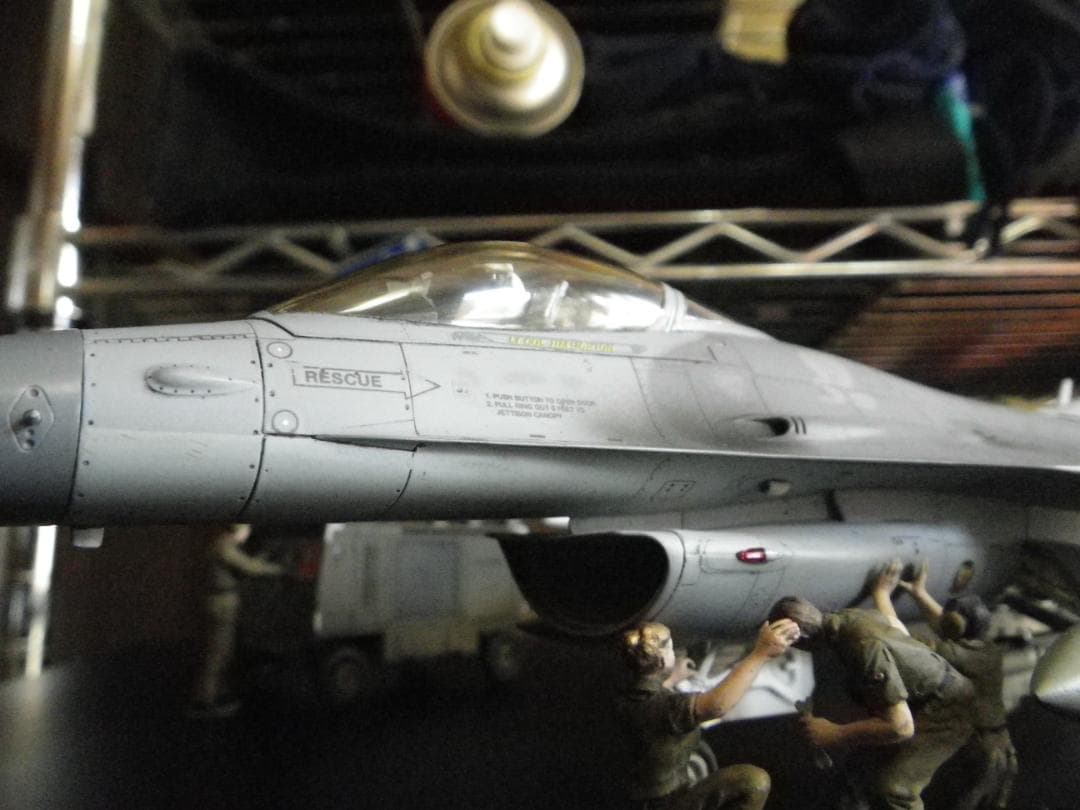 タミヤ　1/48 F-16 ファイティングファルコン　完成品