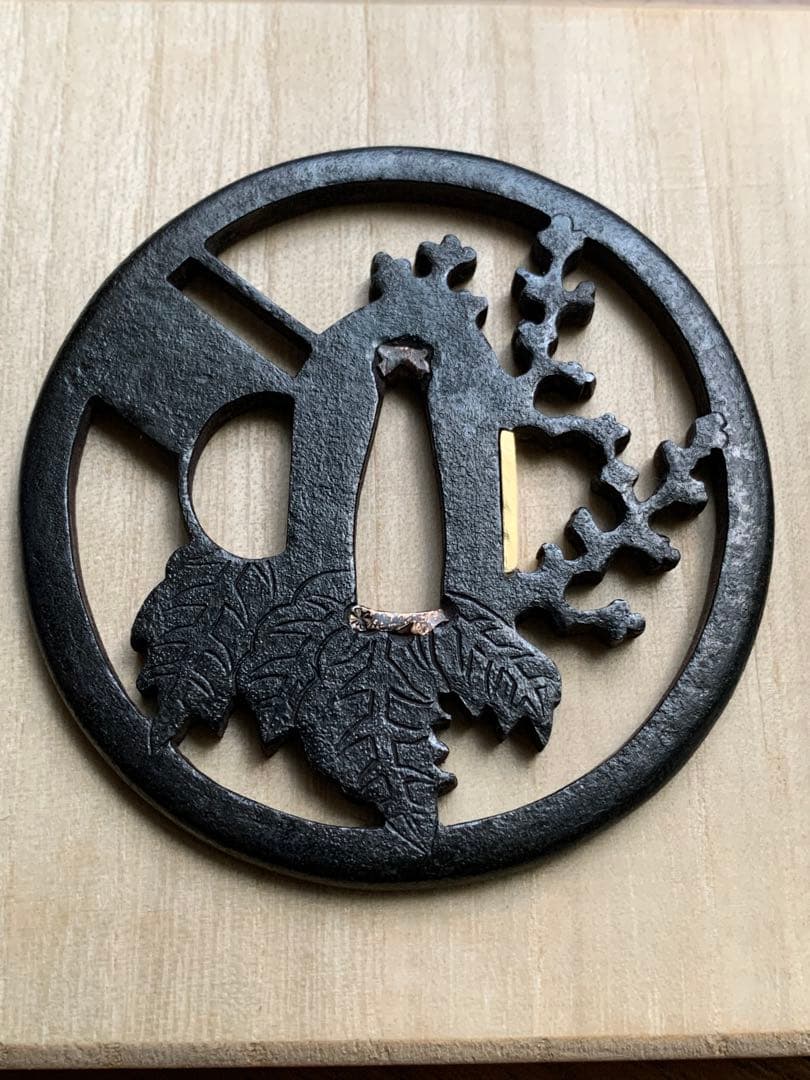 小道具優品　『引き両に桐の図』鉄鐔　透かし鐔 日本刀