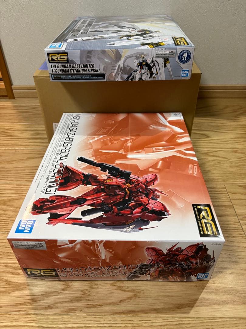 RG Vガンダム&サザビー セット　BANDAI専用輸送箱で対応いたします
