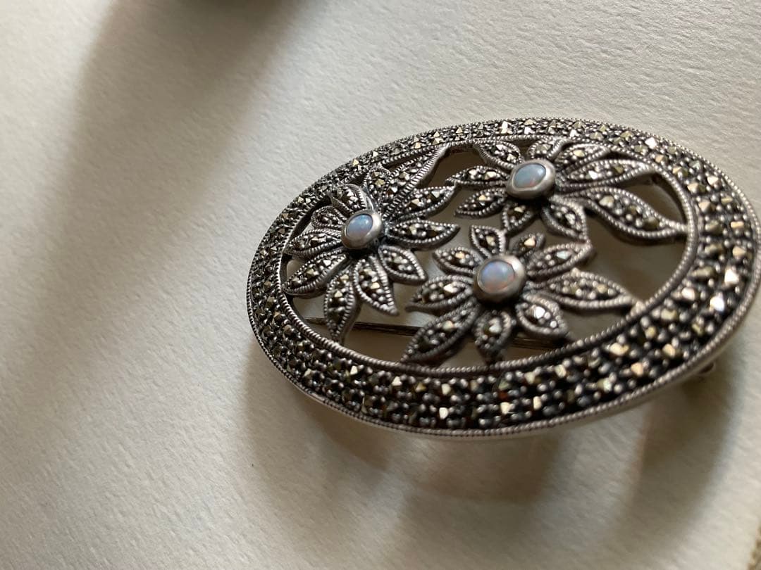 お花ブローチ　マーカサイト　天然オパール　銀製925 ヴァンドーム青山VB