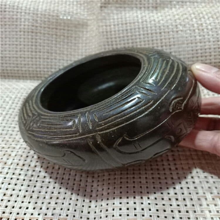 古い工芸品の鉄の石の彫刻や花の筆洗や古遊びの文壇用品