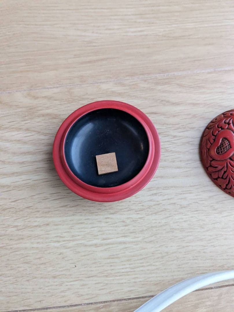 堆朱　香合　漆芸　三野原晃一作 牡丹彫