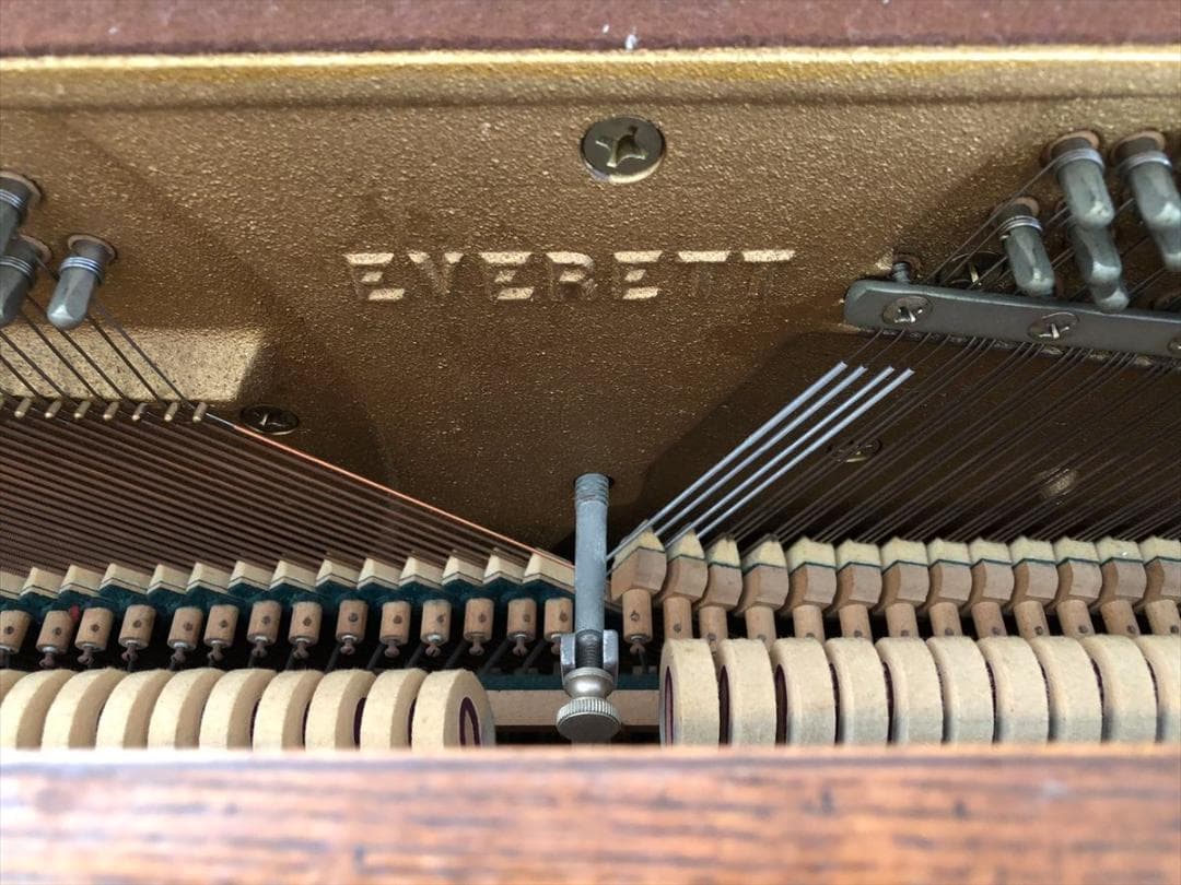 アメリカ製　アップライトピアノ　EVERETT エヴェレット　現状渡し　椅子付き