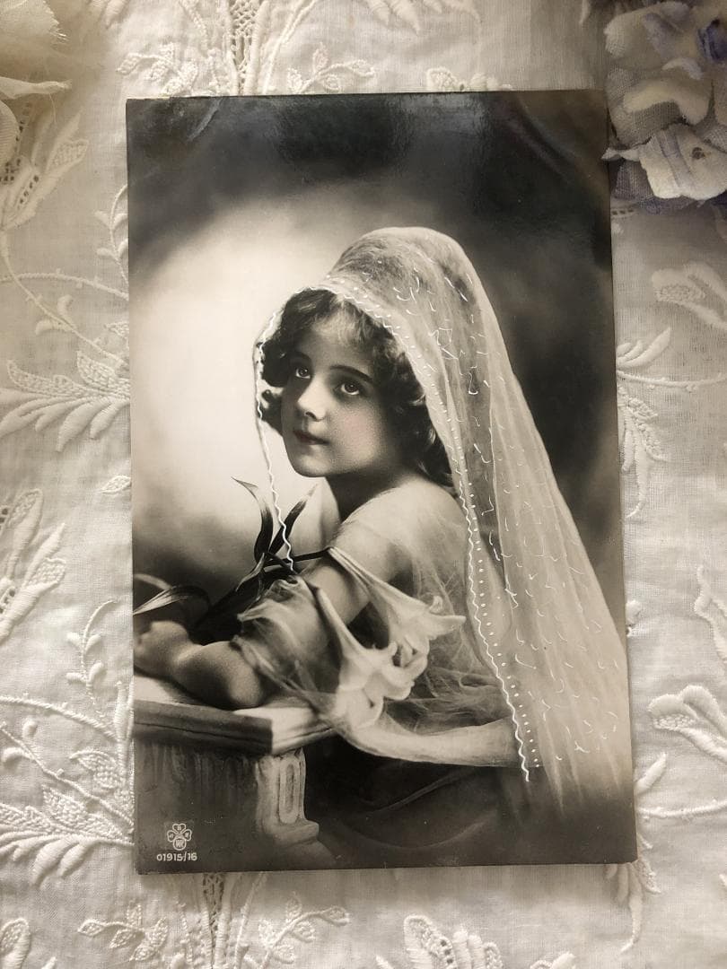 アンティーク ポストカード 百合とヴェールの美しい少女