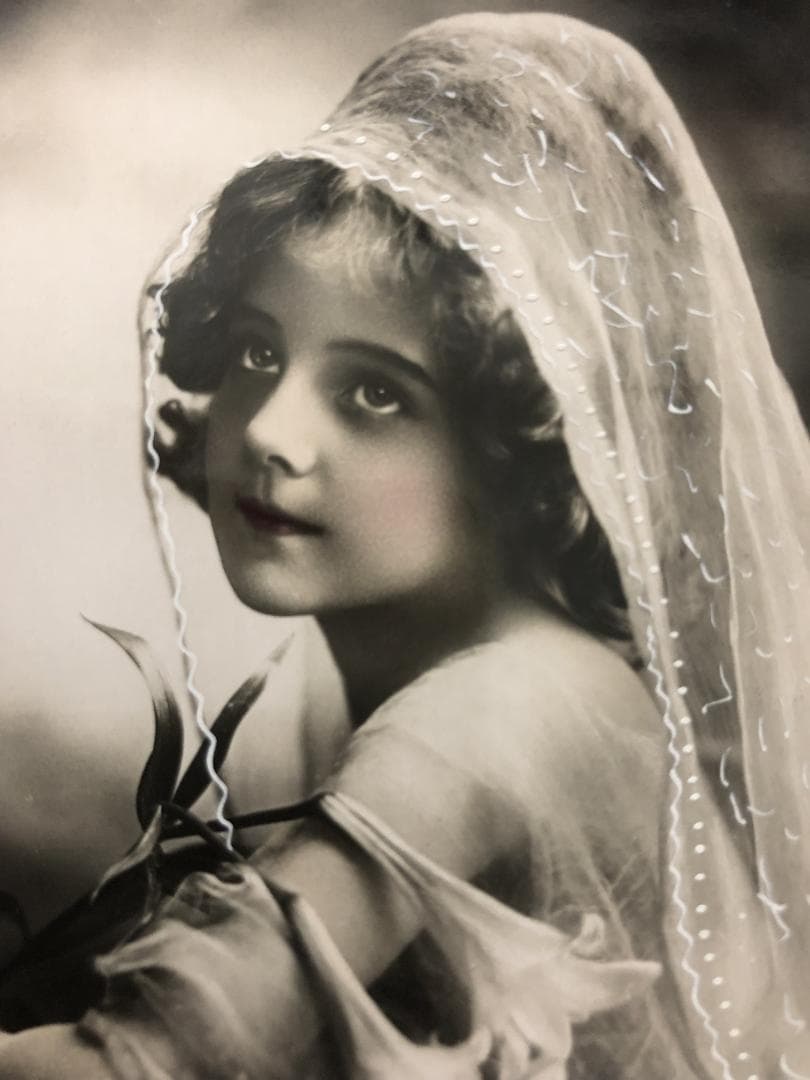 アンティーク ポストカード 百合とヴェールの美しい少女