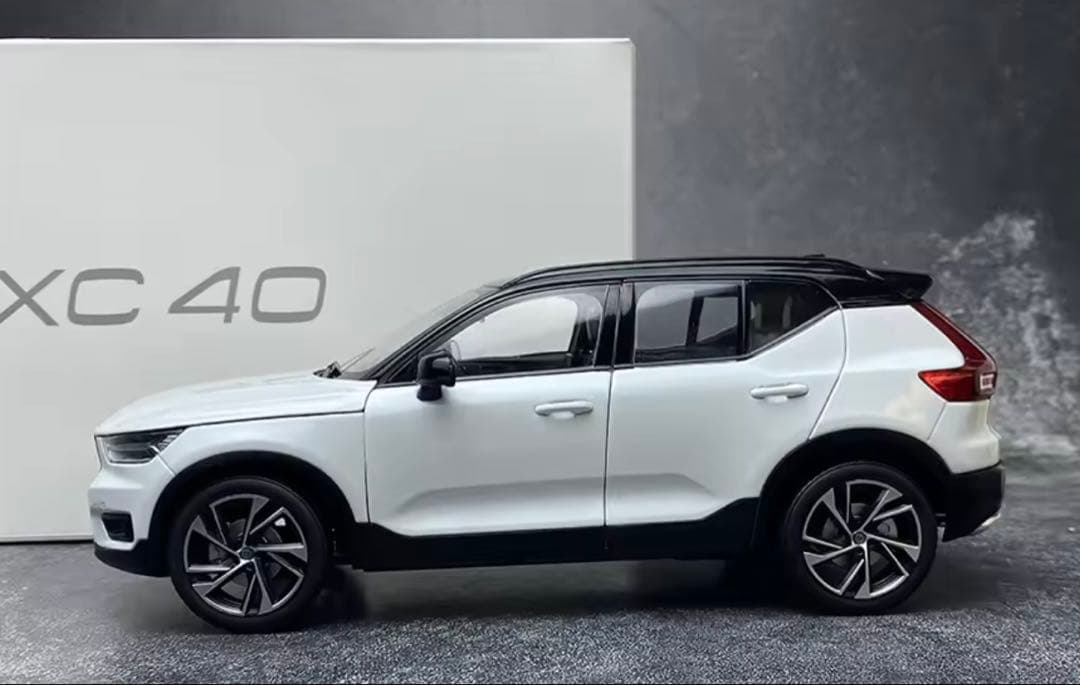 ボルボ XC 40 ミニカー 1/18スケールモデル