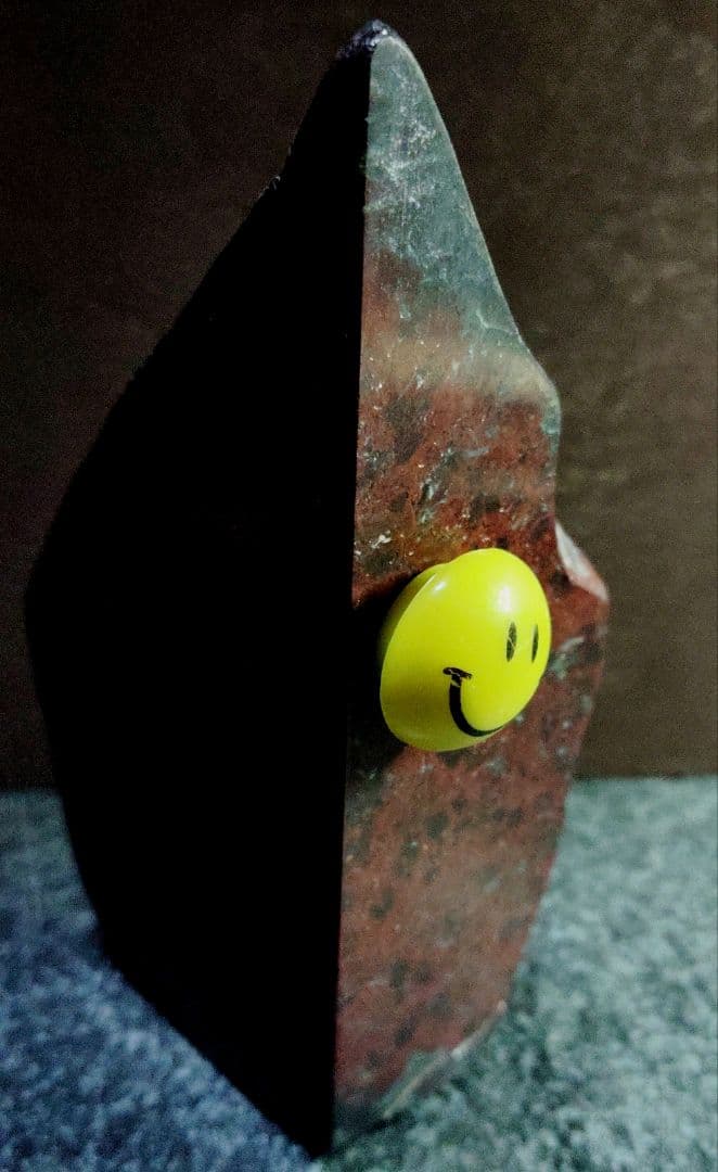 ★サーペンティン原石★赤蛇紋岩【入りコン沢・2面カット・353ｇ】