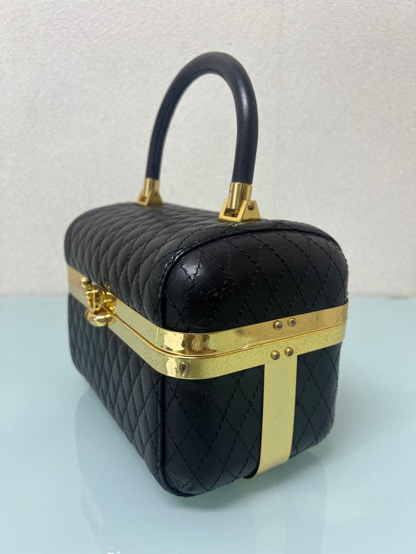 黒いキルティングパーティーバッグ