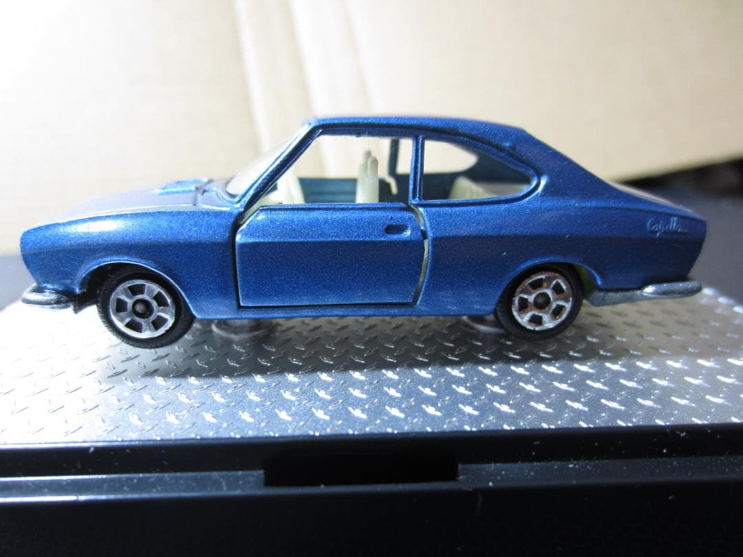 【香港トミカ】マツダ カペラ２ドアクーペ／青／グリル造型あり