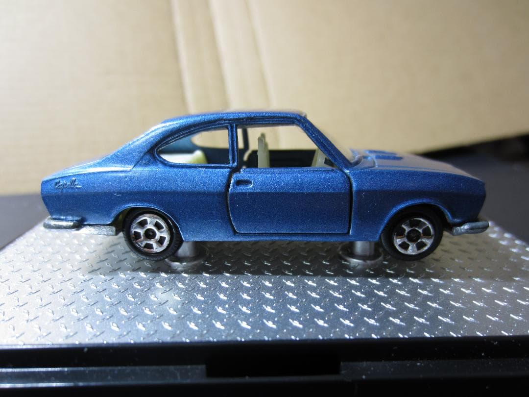 【香港トミカ】マツダ カペラ２ドアクーペ／青／グリル造型あり