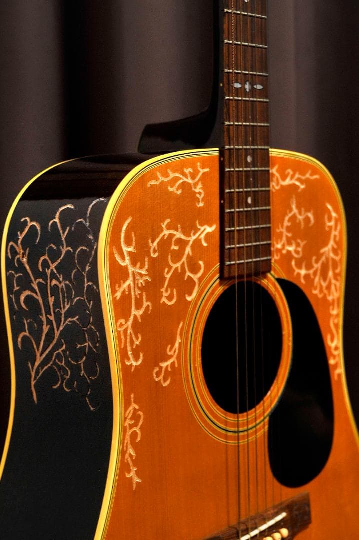 ★彫刻ギター　Cat's Eyes CEシリーズ　舞台にストリート演奏とオブジェ