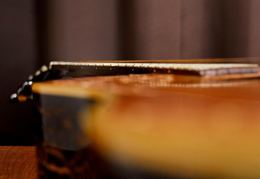 ★彫刻ギター　Cat's Eyes CEシリーズ　舞台にストリート演奏とオブジェ