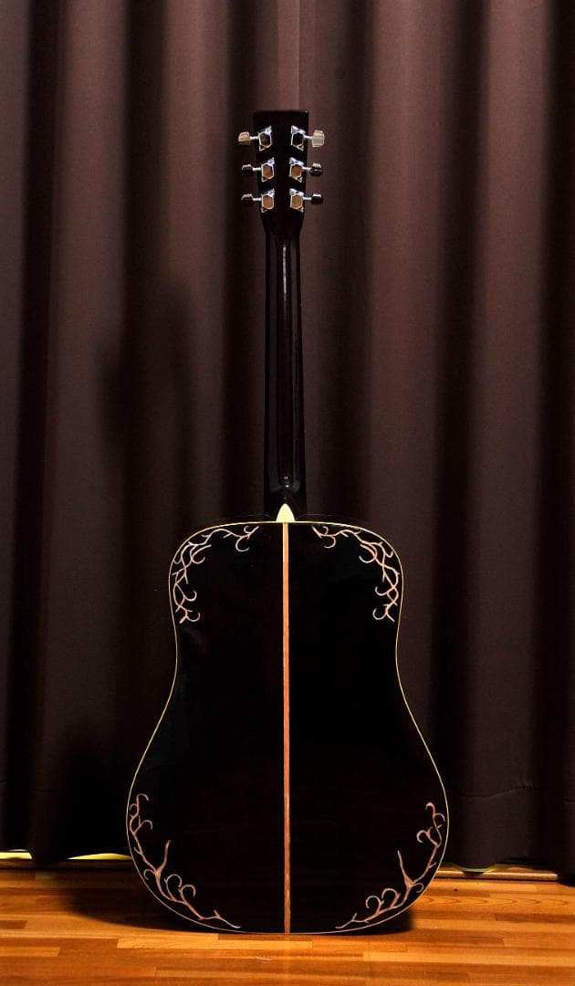 ★彫刻ギター　Cat's Eyes CEシリーズ　舞台にストリート演奏とオブジェ