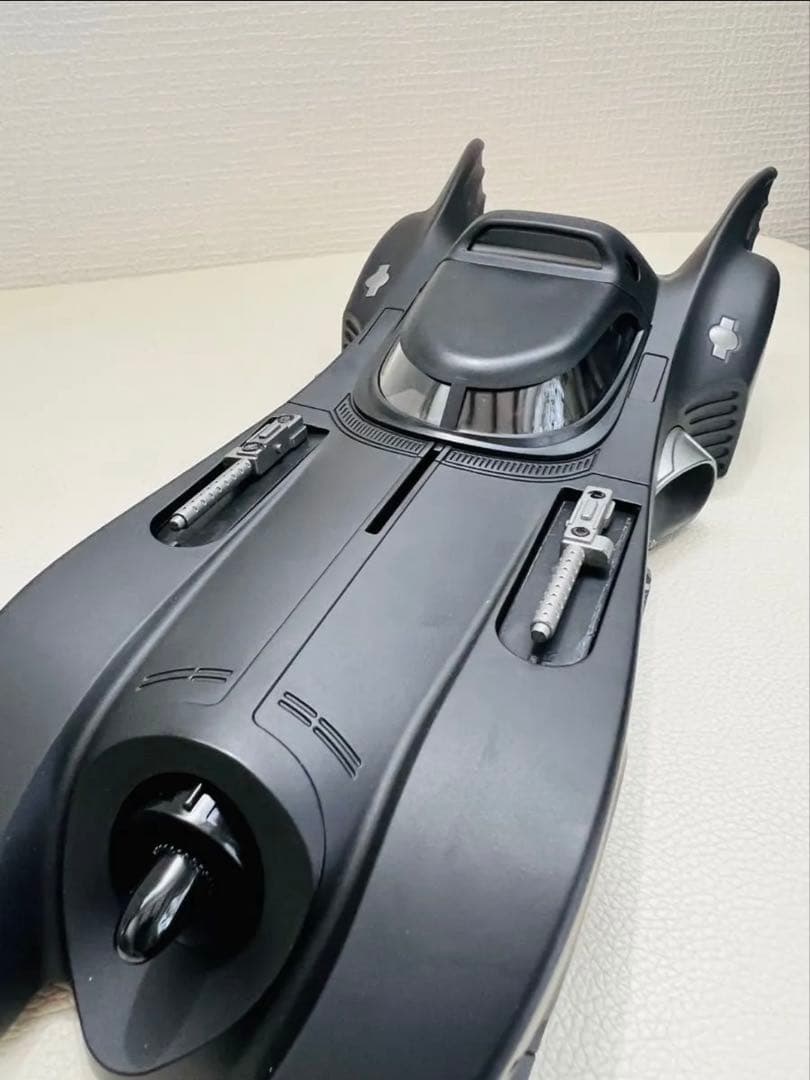 1:18 1989年映画版合金製バットモービル（新品.組立不要）