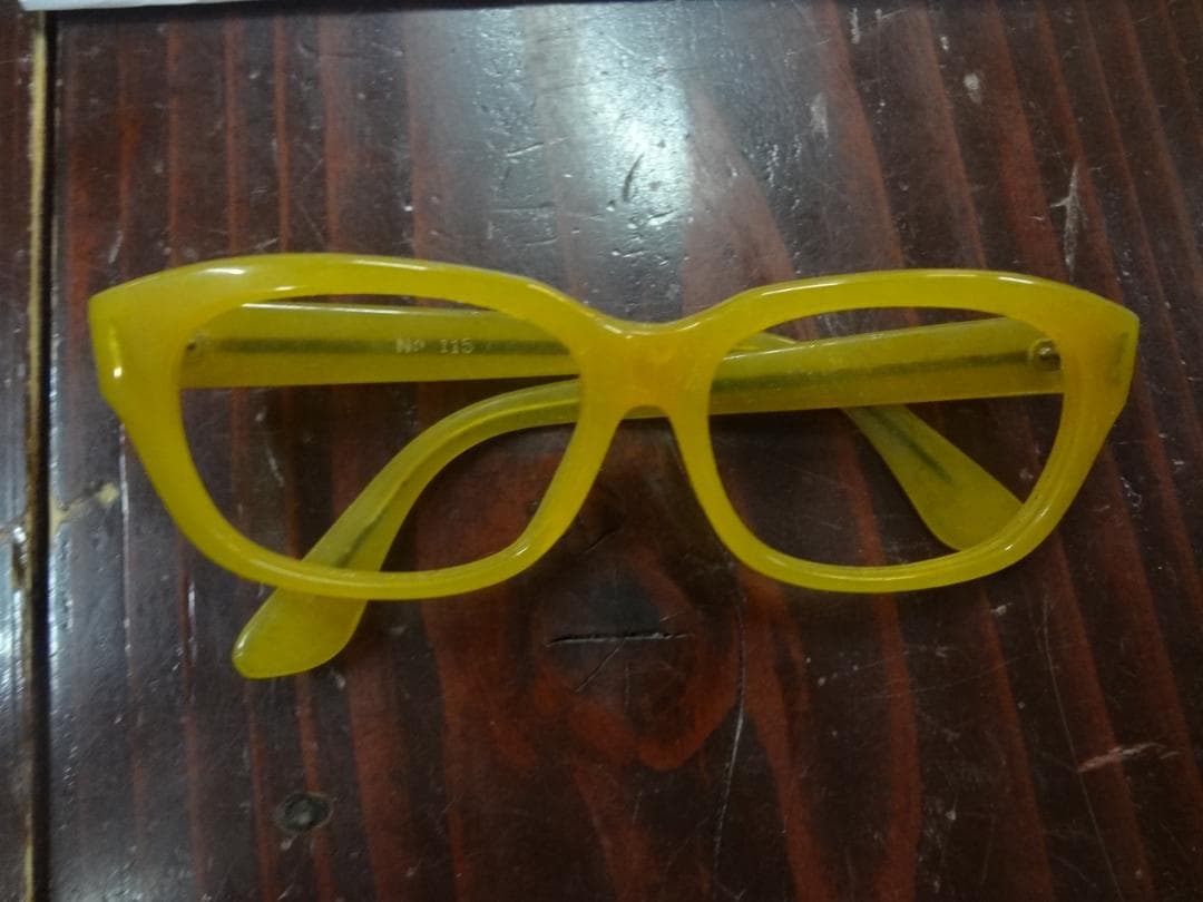 黄色い　めがねフレーム