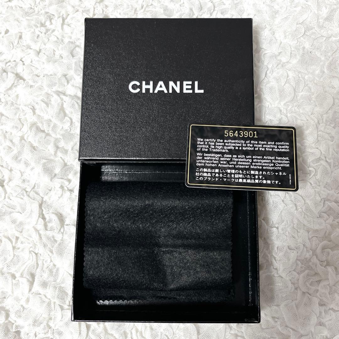 CHANEL ブラック 二つ折り財布 ギャランティカード　箱付　キャビアスキン
